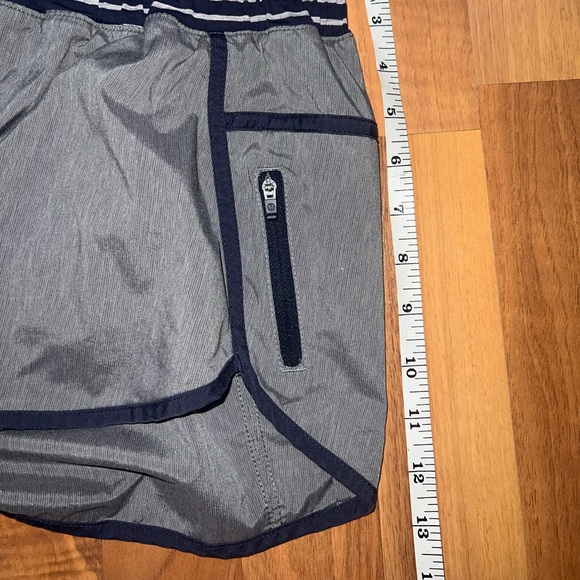 Lululemon size 8, 4” inseam - Picture 4 of 8